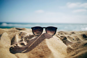 lunettes sur la plage d'Ethan Robertson Unsplash